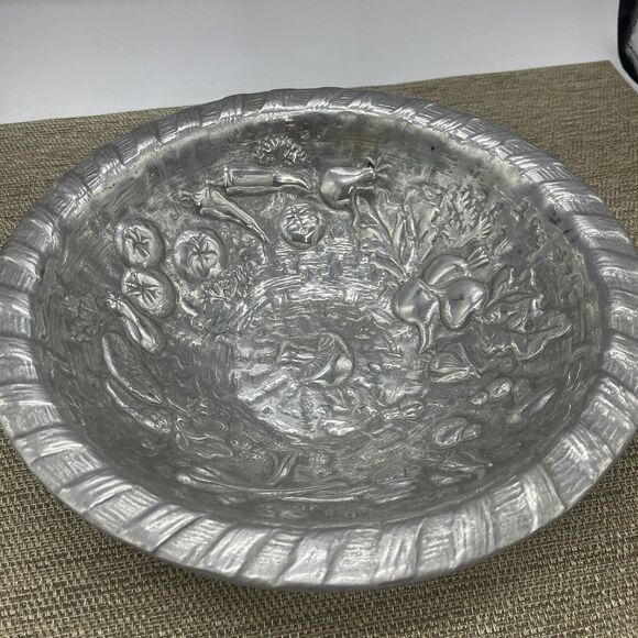 Wilton RWP Armetale Metal Vegetable Patterned Round Serving Bowl 9" Made In USA - Picture 5 of 7